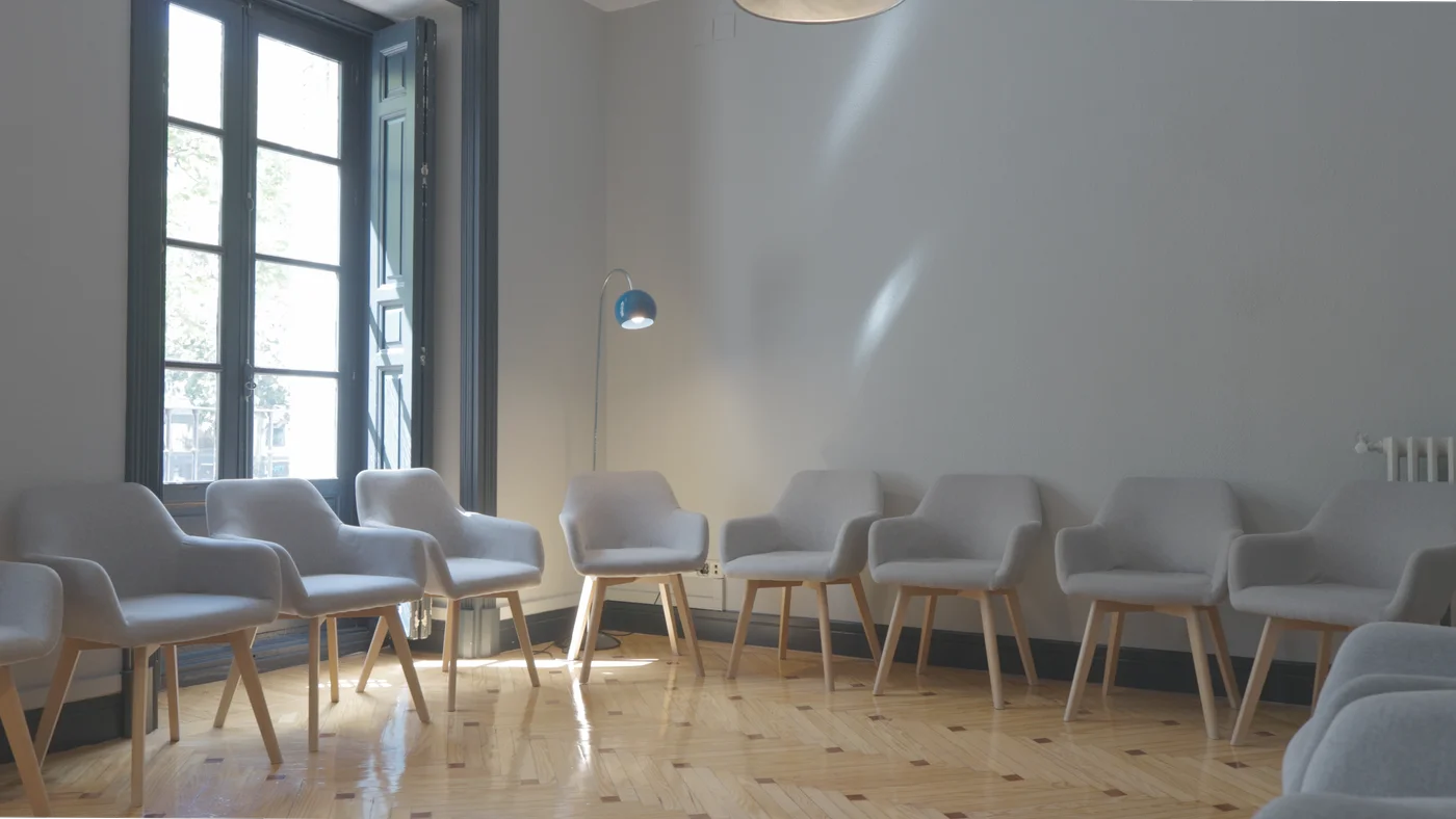 Sala de grupos del centro de Charlas Adictivas en Madrid